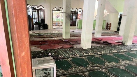 Eksplozija v mošeji: poškodovanih najmanj 54 ljudi