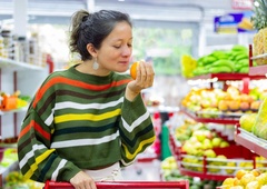 Več trgovin s polic umaknilo sadje: če ste ga kupili, ga vrnite na mesto nakupa