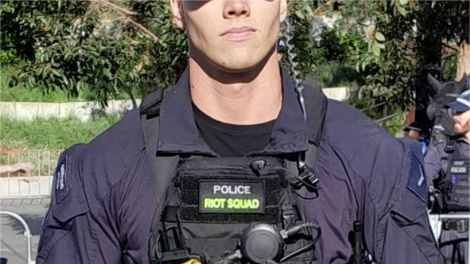 Policist, za katerim norijo vse ženske: "Zelo je postaven, naj me aretira" (FOTO)