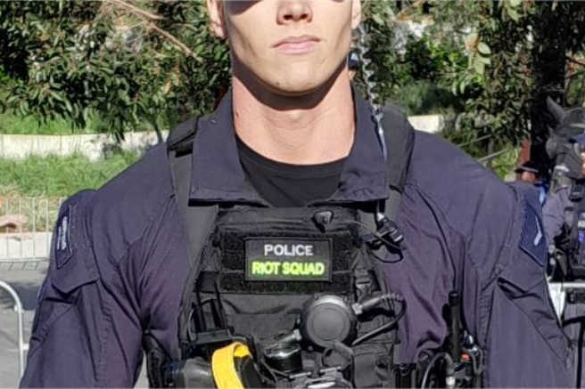 Policist, za katerim norijo vse ženske: "Zelo je postaven, naj me aretira" (FOTO)