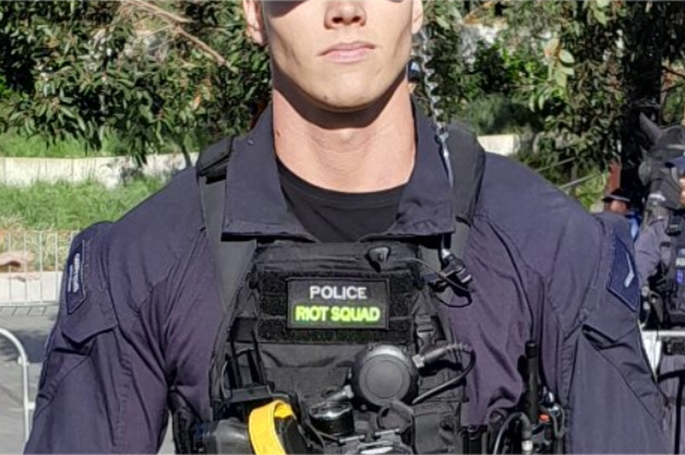 Policist, za katerim norijo vse ženske: "Zelo je postaven, naj me aretira" (FOTO) (foto: X/NickRiemer1)