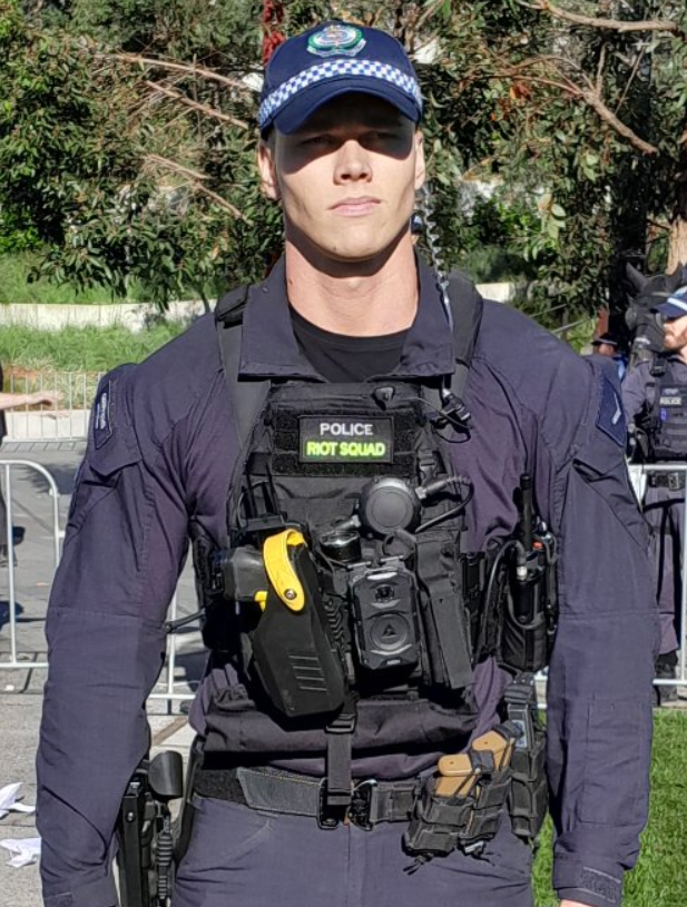 Policist, za katerim norijo vse ženske: "Zelo je postaven, naj me aretira" (FOTO)