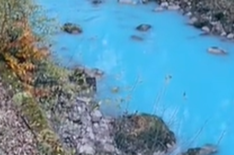 Potok Sopota se je nenadoma obarval modro: odkrili so, kaj je šlo narobe (foto: TikTok/Zon.si/posnetek zaslona)