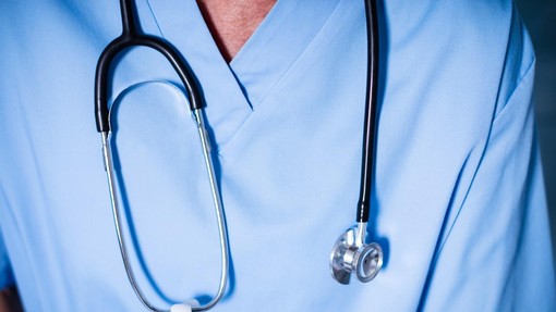 Zdravnik opozarja: Po 40. letu bi moral vsak opraviti te 4 ključne preiskave, če želi kakovostno poskrbeti zase