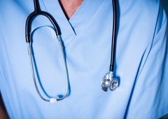 Zdravnik opozarja: Po 40. letu bi moral vsak opraviti te 4 ključne preiskave, če želi kakovostno poskrbeti zase