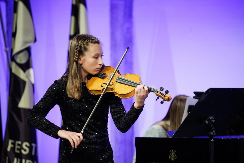 Praznična glasbena pravljica: prisluhnite božičnim melodijam mladih talentov