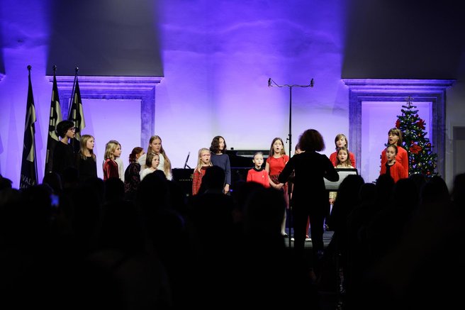 Praznična glasbena pravljica: prisluhnite božičnim melodijam mladih talentov