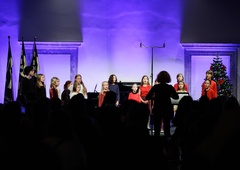 Praznična glasbena pravljica: prisluhnite božičnim melodijam mladih talentov