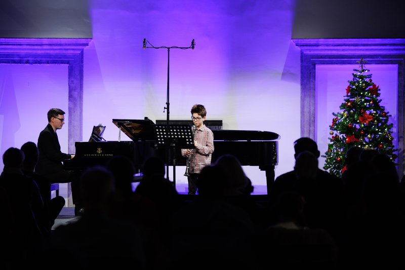 Praznična glasbena pravljica: prisluhnite božičnim melodijam mladih talentov