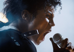 Producenti si manejo roke: biografski film o legendarnem pevcu ruši vse rekorde