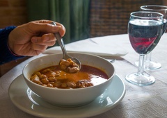 Če za zgostitev jedi na žlico uporabljate moko, tega raje ne počnite več: dodajte tole - jed bo okusnejša in manj redilna