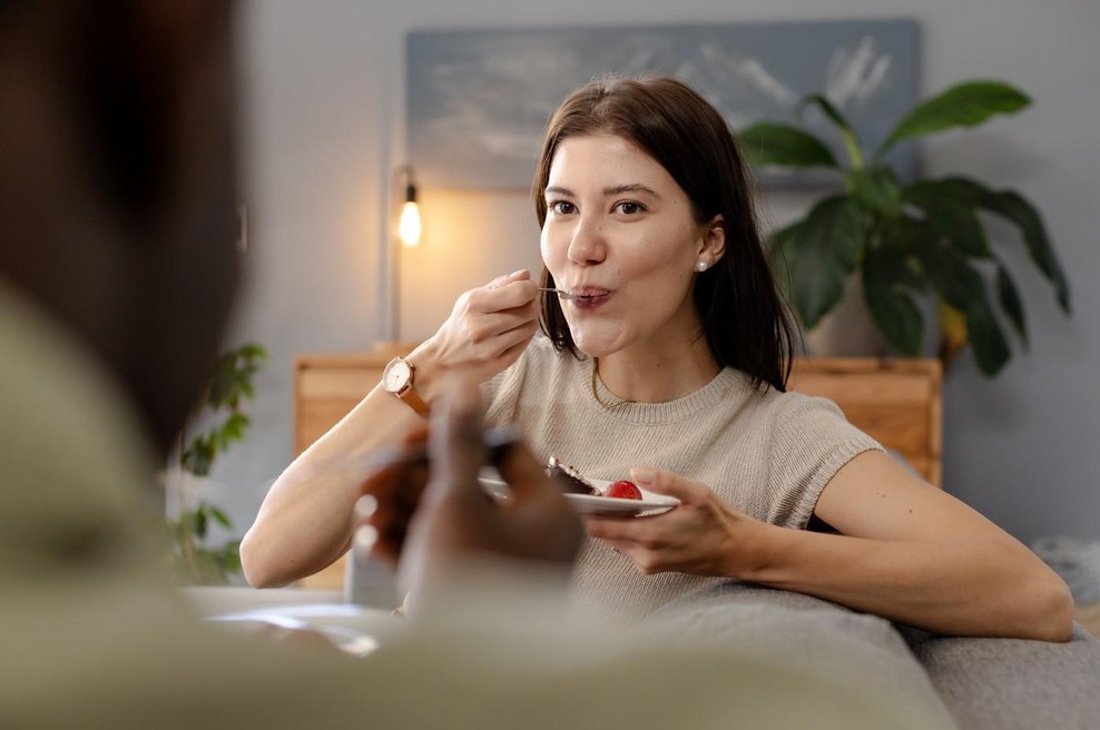Ženska uživa v sladici (foto: Profimedia)