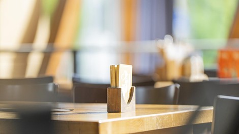 restavracija skandal politik politika desnica natakar zavrnitev odmevno