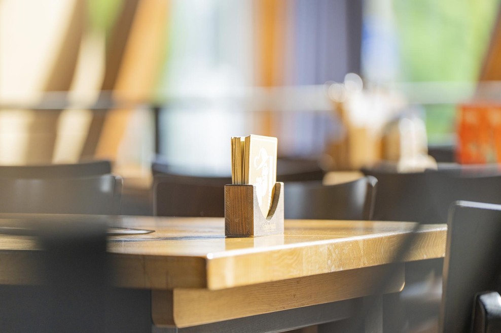 Natakar odhitel do mize z novim gostom, ko je prebledel in zabrusil: "To si ti?! Tebe tukaj ne bomo postregli!" (foto: Profimedia)