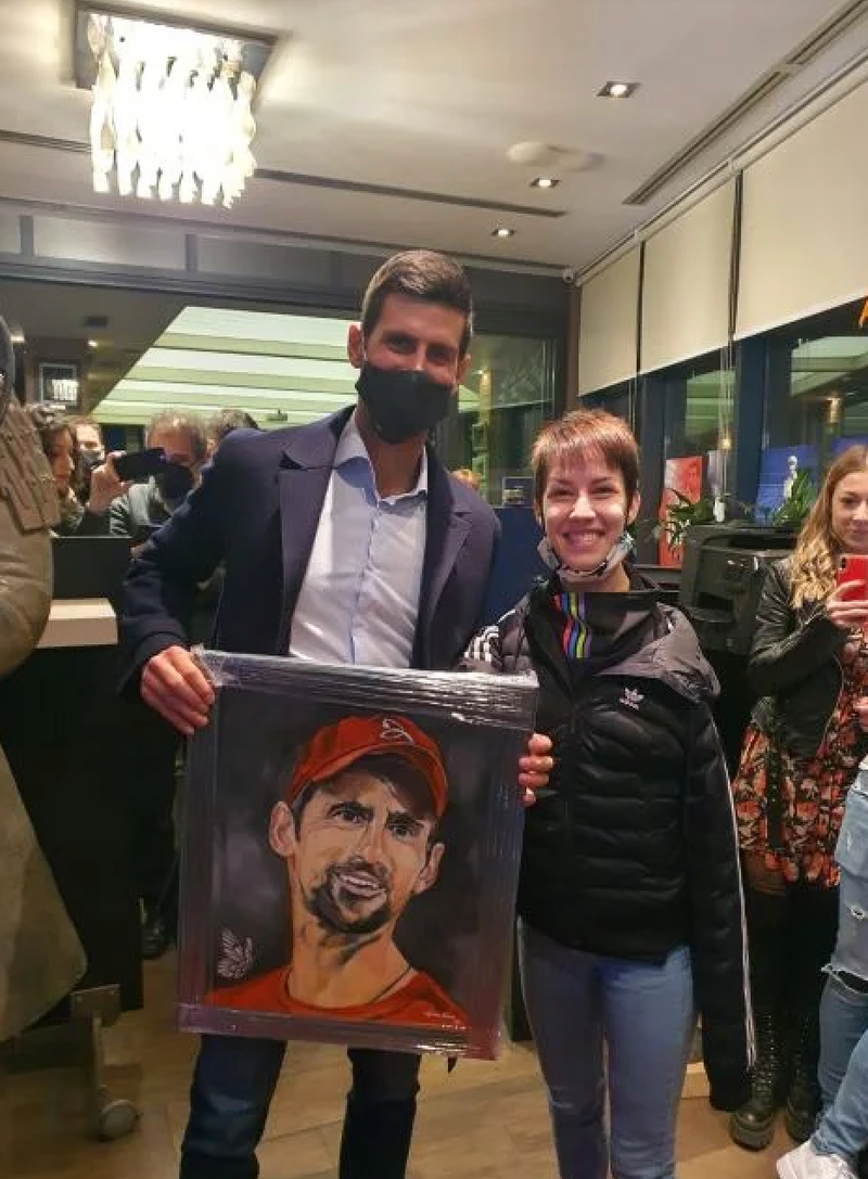 "Moč se začne v trenutku, ko sprejmemo sebe": pogumna umetnica, ki slika brez rok in s polnim življenjem dokazuje, da je meja samo nebo