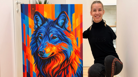 "Moč se začne v trenutku, ko sprejmemo sebe": pogumna umetnica, ki slika brez rok in s polnim življenjem dokazuje, da je meja samo nebo