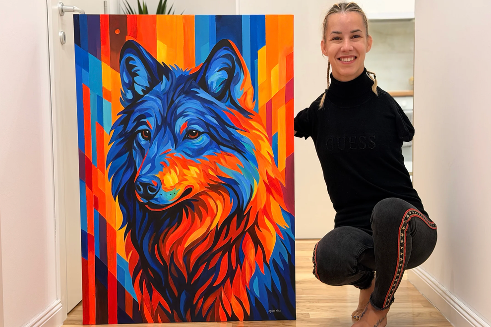 "Moč se začne v trenutku, ko sprejmemo sebe": pogumna umetnica, ki slika brez rok in s polnim življenjem dokazuje, da je meja samo nebo