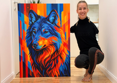 "Moč se začne v trenutku, ko sprejmemo sebe": pogumna umetnica, ki slika brez rok in s polnim življenjem dokazuje, da je meja samo nebo