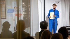 Renata Zamida, direktorica Centra Rog, na otvoritvi razstave.