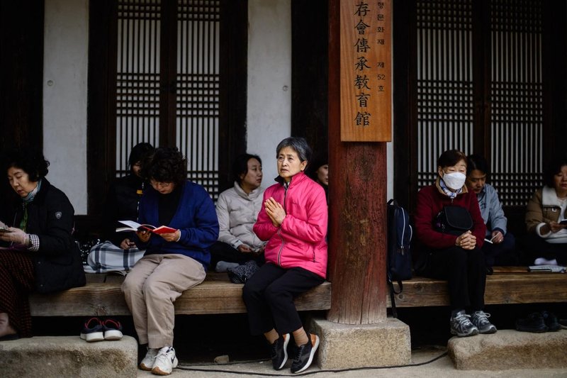 Izpit, zaradi katerega zastane življenje: starši molijo pred oltarji, trgovine so zaprte ...