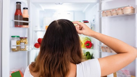 Ženska ni več mogla zadrževati frustracij – kar sodelavci odlagajo v služben hladilnik, presega vse meje