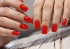 Si nohte pogosto nalakirate z rdečo barvo? Dobro je vedeti, kaj se skriva za tem, besede znanstvenikov razkrivajo marsikaj