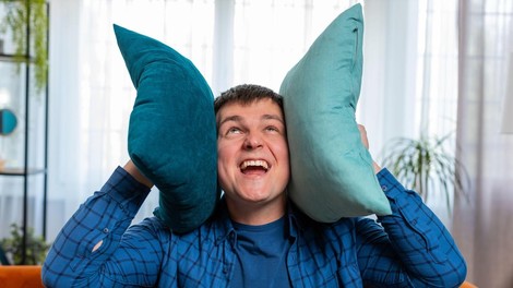 Ko tanke stene rahljajo živce: Slovenec povsem obupan zaradi početja najstnice v bloku