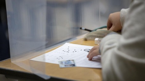 Izpit, zaradi katerega zastane življenje: starši molijo pred oltarji, trgovine so zaprte ...