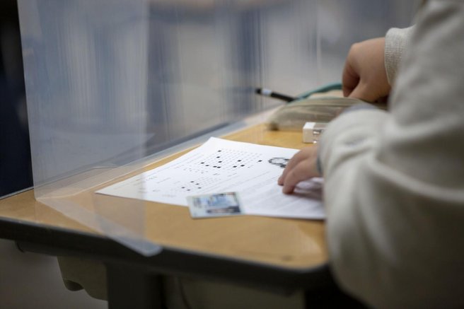 Izpit, zaradi katerega zastane življenje: starši molijo pred oltarji, trgovine so zaprte ...