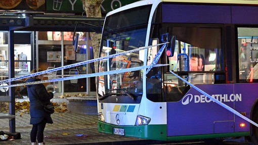 Napad na Bavarskem dvoru: znane nove informacije o zdravstvenem stanju voznika avtobusa