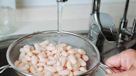 Vrhunski trik z žličko, ki olajša čiščenje cedil in sorodnih pripomočkov: ko boste videli, kako preprost je, vam bo vzelo sapo