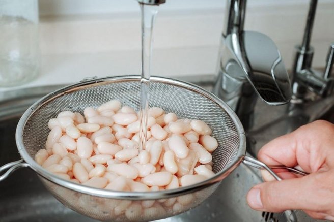 Vrhunski trik z žličko, ki olajša čiščenje cedil in sorodnih pripomočkov: ko boste videli, kako preprost je, vam bo vzelo sapo