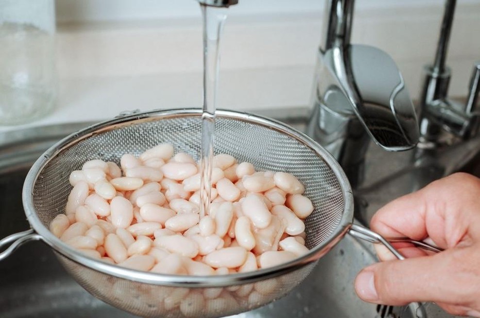 Vrhunski trik z žličko, ki olajša čiščenje cedil in sorodnih pripomočkov: ko boste videli, kako preprost je, vam bo vzelo sapo (foto: Profimedia)
