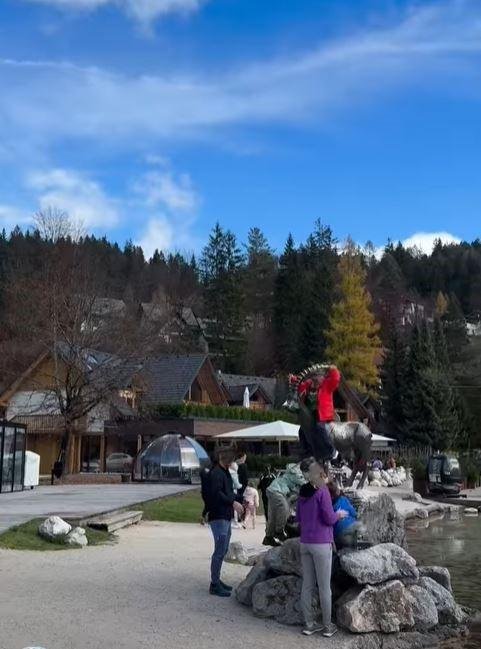 Jezero Jasna Zlatorog otroci plezanje