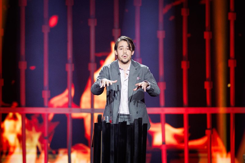 Kultna oddaja Na žaru z Ladom Bizovičarjem se vrača: tokrat je na vročem stolu Magnifico (FOTO)