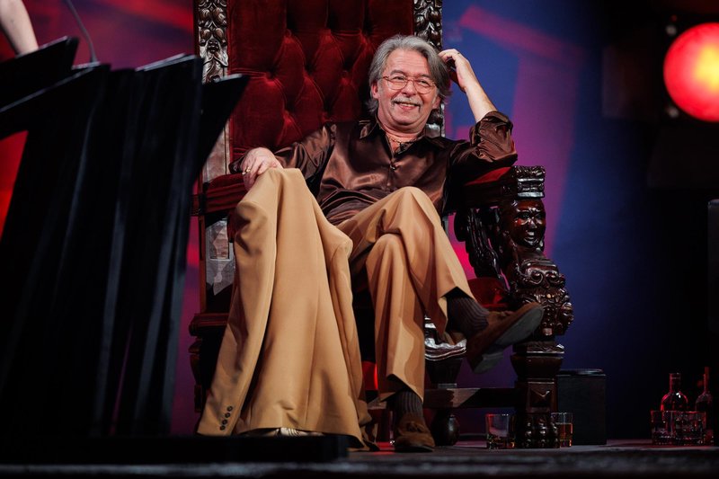 Kultna oddaja Na žaru z Ladom Bizovičarjem se vrača: tokrat je na vročem stolu Magnifico (FOTO)