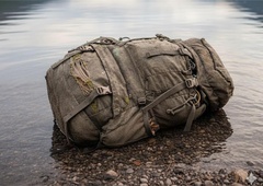 Delavci naleteli na zapuščen nahrbtnik: ko so ga odprli, se jim je stemnilo pred očmi