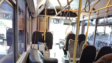 Slaba šala? Potniki niso mogli verjeti, kaj so zagledali na avtobusu