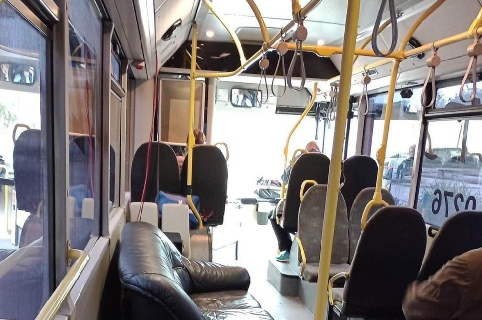 Slaba šala? Potniki niso mogli verjeti, kaj so zagledali na avtobusu (foto: Facebook/Squatting Slavs In Tracksuit)