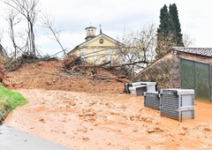 Zemeljski plaz pri Gorici odnesel dve osebi: oba so našli mrtva