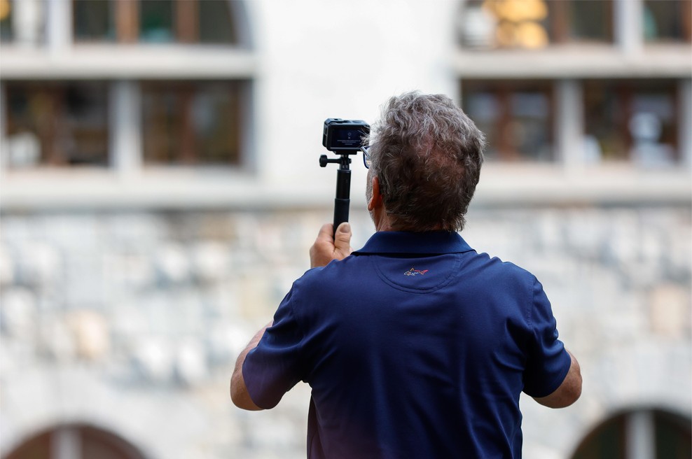 Ljubljančani imajo vrh glave turistov, padajo pritožbe: "Veliko se jih zažene proti vratom naše stavbe, da bi videli ... " (foto: Bobo)