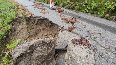 V tem slovenskem naselju se je sprožilo 19 plazov, neprevozne so štiri ceste
