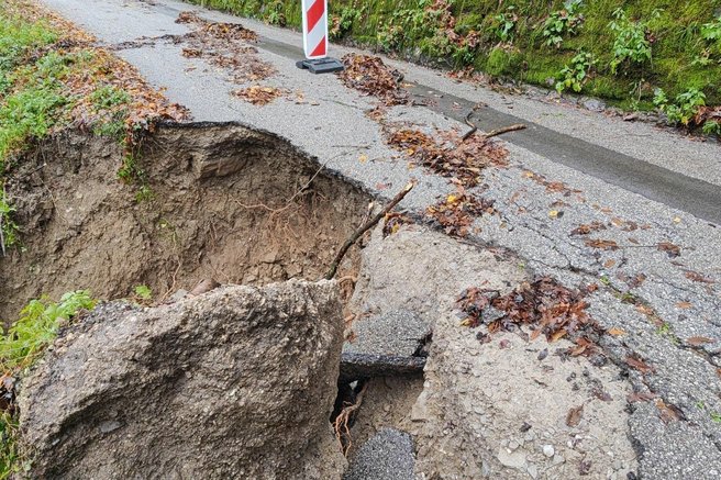 V tem slovenskem naselju se je sprožilo 19 plazov, neprevozne so štiri ceste