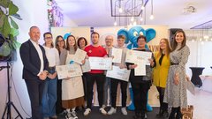 Fala slonček z zmagovalci, komisijo, voditeljema in predstavniki podjetja Lesaffre Slovenija