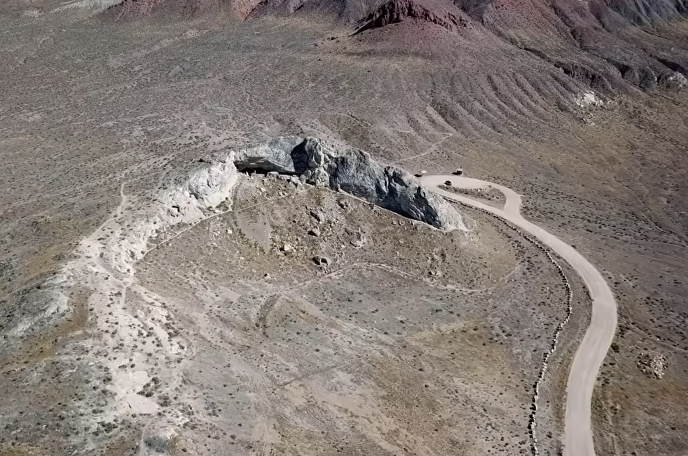 Ko so arheologi osvetlili ožgano jamo, so obstali kot vkopani: bili so srhljivi, jedli so ljudi in v višino merili tudi do 3 metre! (foto: YouTube/posnetek zaslona)