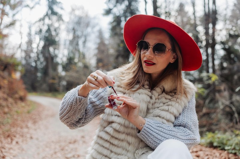 Rebeka Dremelj Gorka Berden tiskovka preživetje v naravi Šminka in sekirca