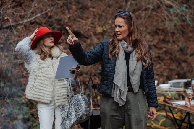 Rebeka Dremelj Gorka Berden tiskovka preživetje v naravi Šminka in sekirca