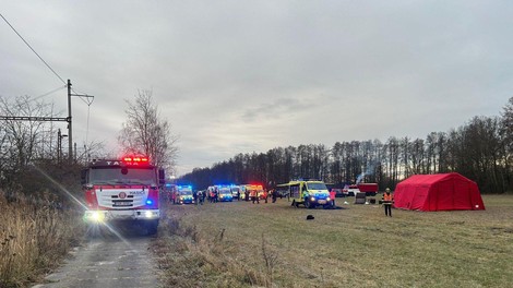 Trčenje vlakov na Češkem: poškodovanih več kot 40 ljudi, posredoval je helikopter