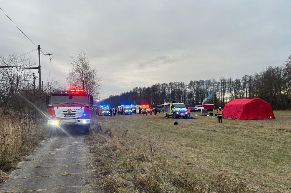 Trčenje vlakov na Češkem: poškodovanih več kot 40 ljudi, posredoval je helikopter (foto: X/OpenNewNews)