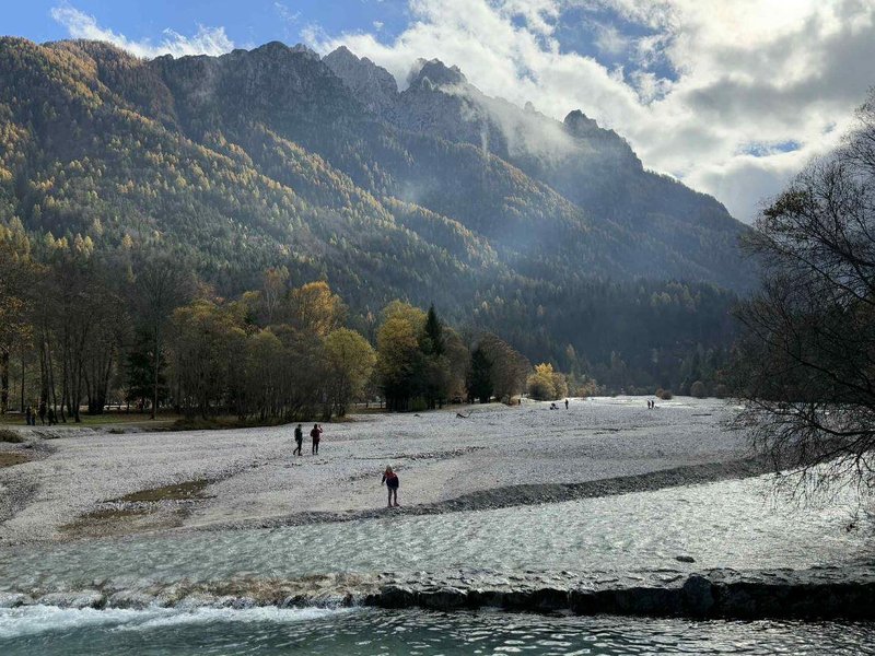 Jasna jezero reka Pisnica dolina